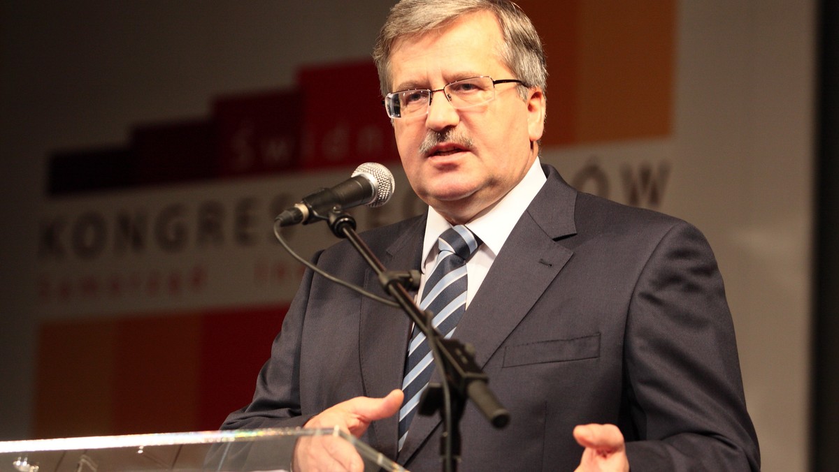 Prezydent Bronisław Komorowski spotkał się z uczniami i mieszkańcami Obornik Śląskich (Dolnośląskie), gdzie się urodził. Dziesięciu najlepszym maturzystom z powiatu trzebnickiego wręczył listy gratulacyjne.