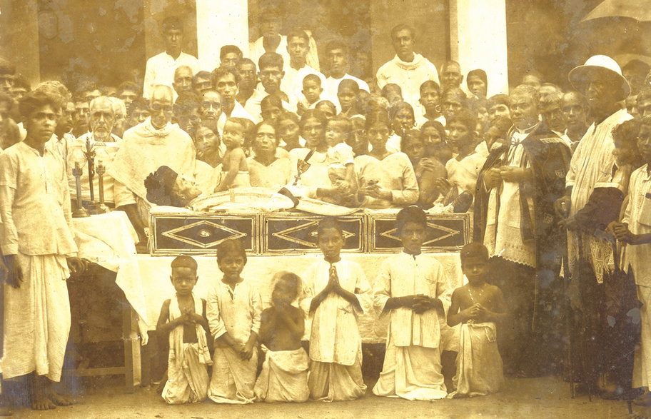 Pogrzeb indyjskiego katolika syro-malabarskiego, czcigodnego Varghese Payyappilly Palakkappilly, w dniu 6 października 1929 r.