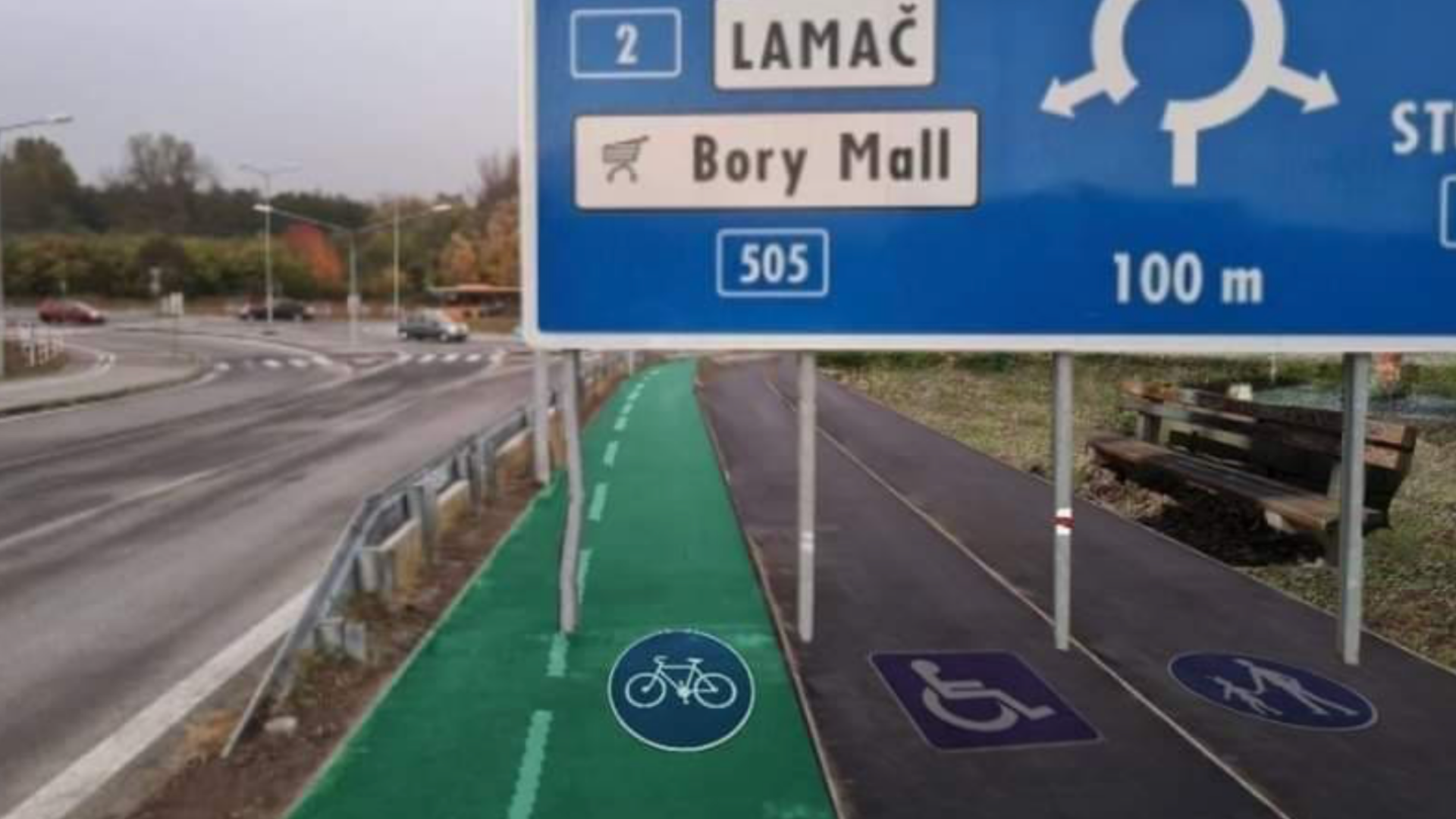 Les Slovaques sont amusés par un panneau routier sur le trottoir.  Dans le meme, ils ont ajouté une piste cyclable et des gens de Kotlebov