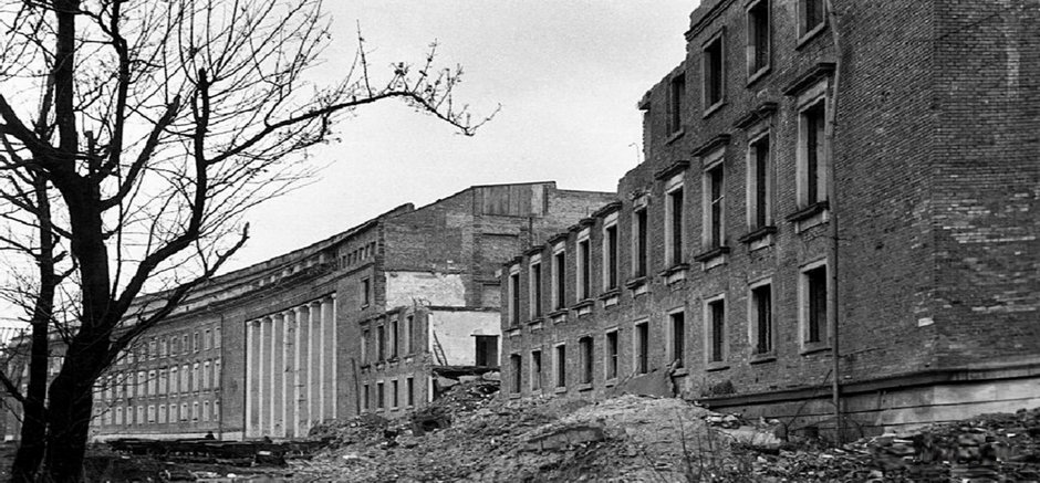 Zrujnowany budynek tuż po wojnie. Fot. Źródło: Wrocław 1945-1965 Tomasz Olszewski, Ignacy Rutkiewicz Wydawnictwo “Polonia” Warszawa 1966