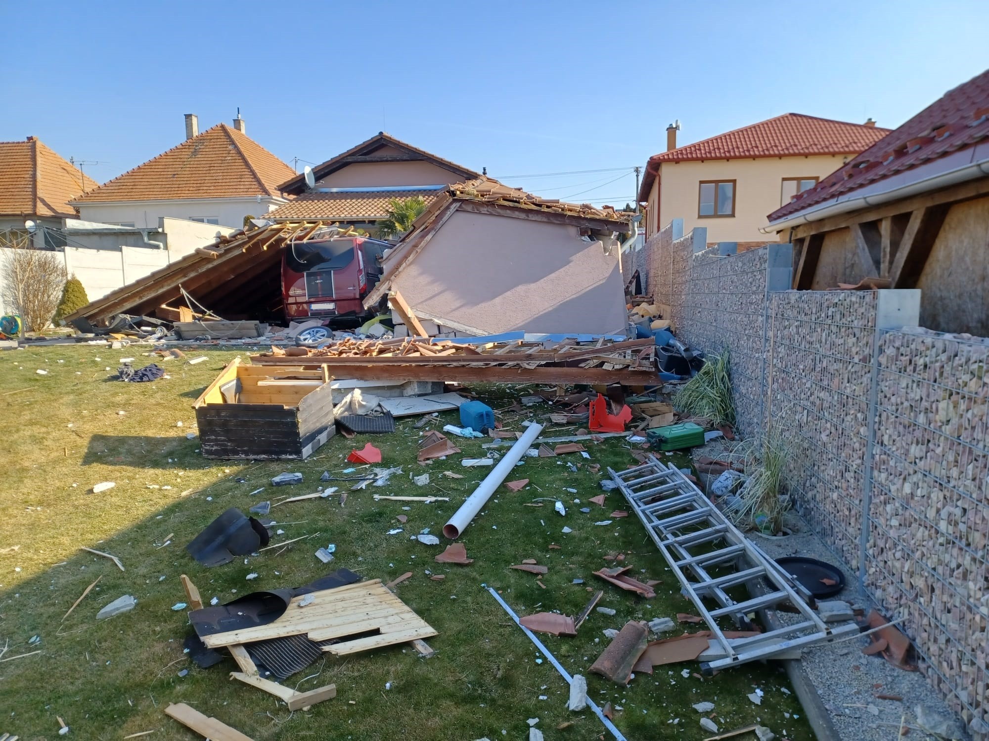 Výbuch vo Veľkých Ripňanoch mala spôsobiť tlaková nádoba s propán-butánom.