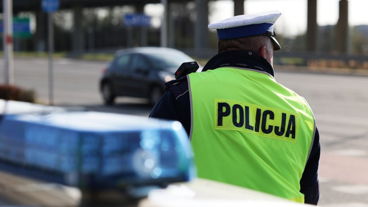 Policjant na podwójnym gazie. "Uderzył w inne auto, ściął latarnię"