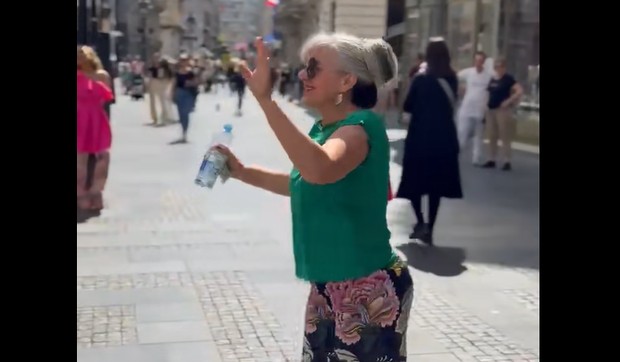 Žena zaplesala nasred Knez Mihailove