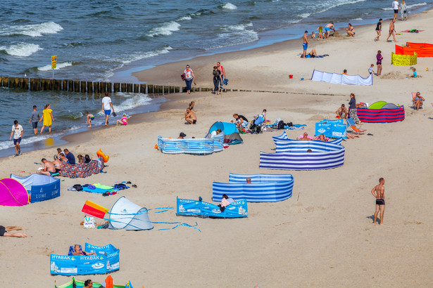 Polskie morze kusi m.in. szerokimi, piaszczystymi plażami. Turystów mogą zniechęcać ceny. W sezonie lato 2024 nad Bałtykiem jest drożej niż w górach.