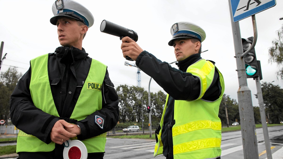 Rozpoczęły się ostatnie powroty z wakacji.  Policjanci będą zapewniać płynność przejazdu, a także reagować na wszelkie wykroczenia i przestępstwa drogowe popełniane przez kierujących. Oznakowane i nieoznakowane radiowozy wyposażone będą w wideorejestratory oraz laserowe mierniki prędkości, które mierzą prędkość samochodu nawet z kilometra.