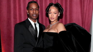 Rihanna wyeksponowała dekolt na rozdaniu Złotych Globów. Uwagę zwraca kosztowny naszyjnik