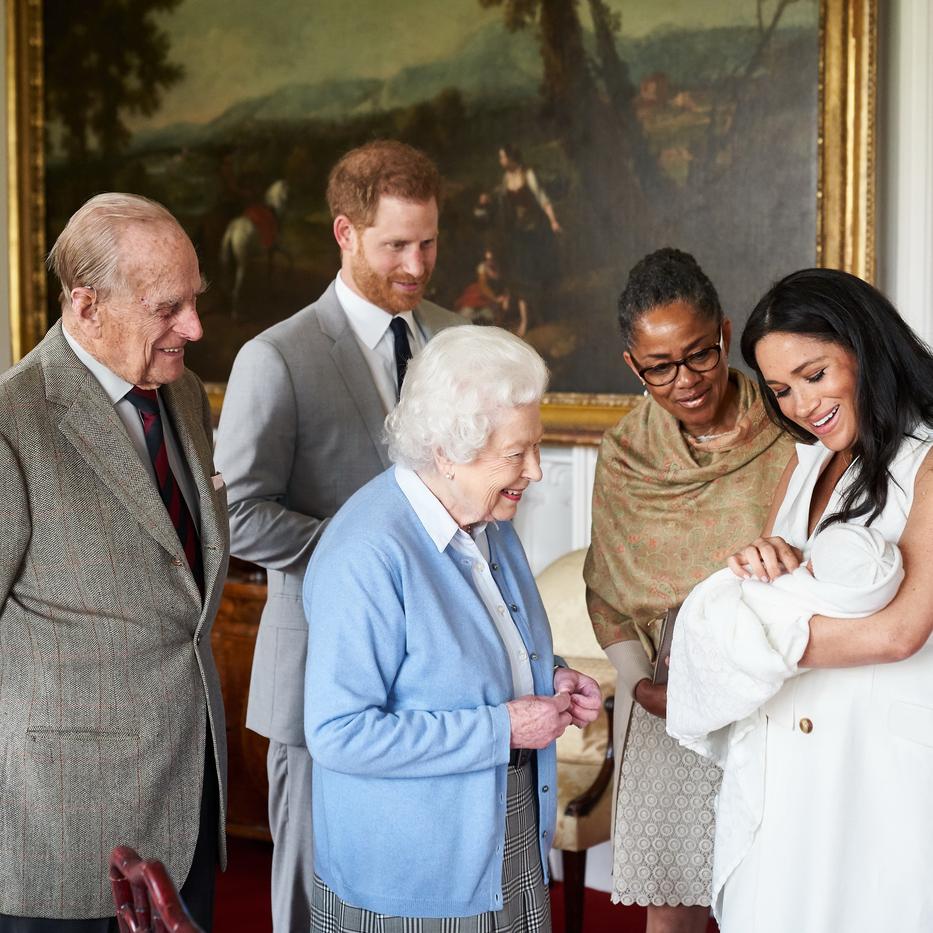 A család: Fülöp herceg (balról), Harry, Erzsébet királynő, Meghan édesanyja és a hercegné a babával /Fotó: Northfoto