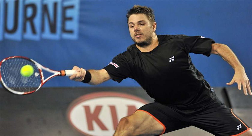 Tenisista Stanislas Wawrinka pomacał pierś liniowej. Wideo