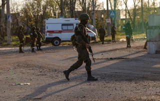 Mieszkańcy Mariupola zachęcani do udziału w 'paradzie zwycięstwa' dodatkowymi racjami żywności