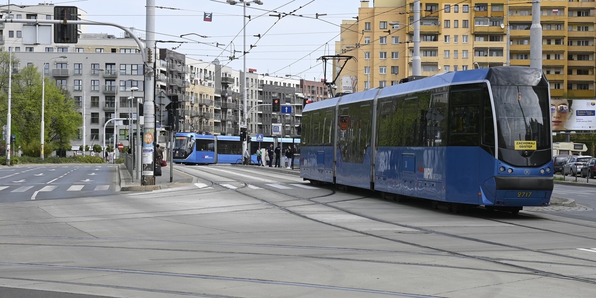 Tramwaje linii 1 i 70 wracają na swoje stałe trasy przejazdu, zmienia się też lokalizacja przystanków autobusowych.