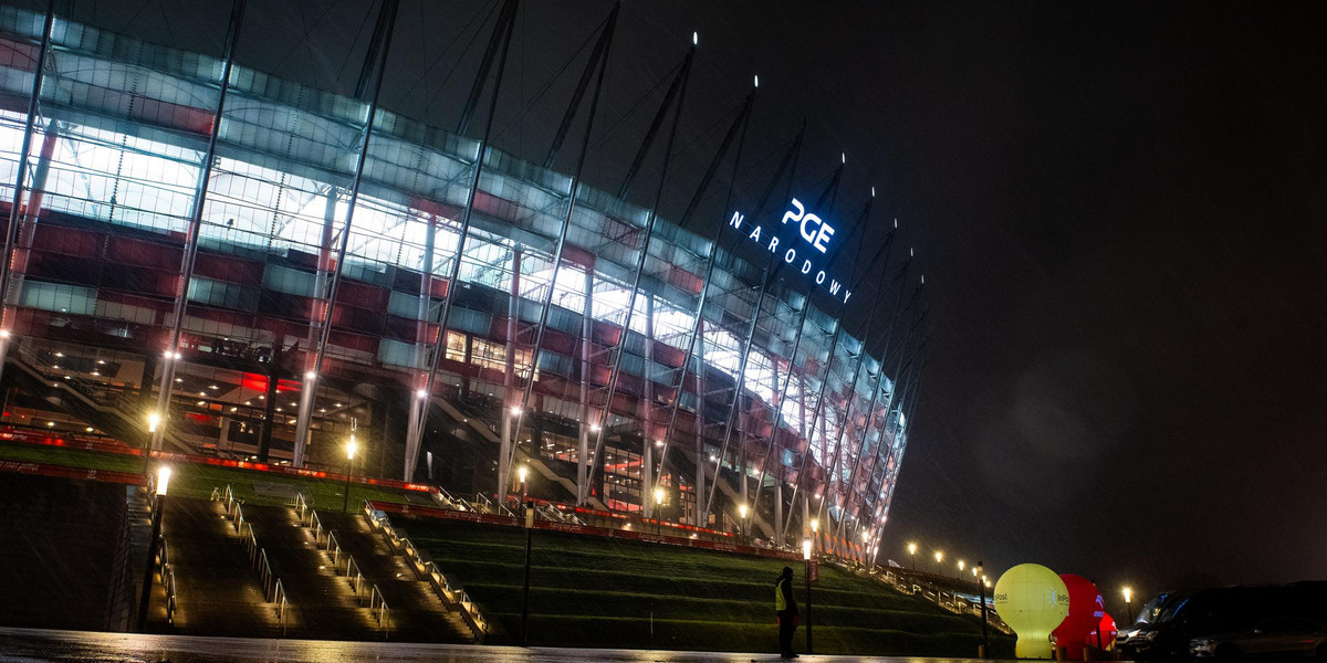 Szokujący transparent wymierzony w kibiców krakowskiego klubu pojawił się nocą pod Stadionem Narodowym w Warszawie. 