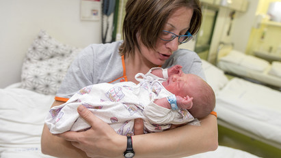 Ő az idei év első babája: egy perccel éjfél után született meg Balázs Imre