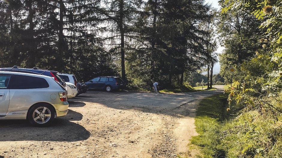 Parking pod Skopcem – miejsc jest tylko na kilka samochodów