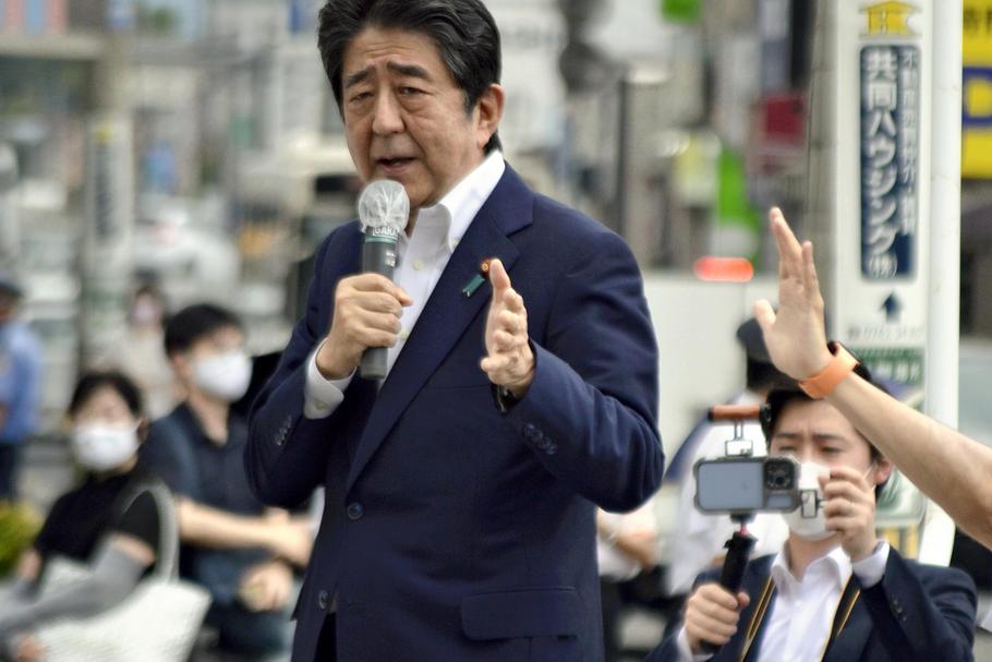 Shinzo Abe, były premier Japonii, twórca abenomiki zmarł w wyniku postrzałów w Nara niedaleko Kioto