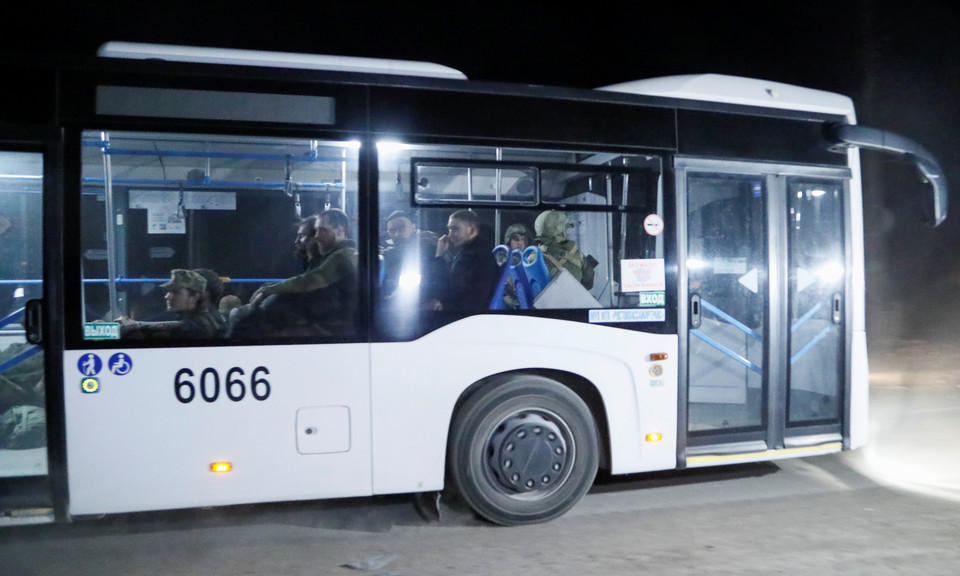 Autobusy z ukraińskimi żołnierzami Azowstalu wyjeżdżają z Mariupola