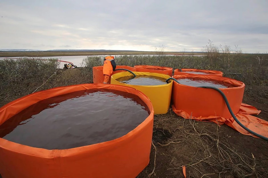 Čišćenje zagađenja od izlivanja dizela u Rusiji