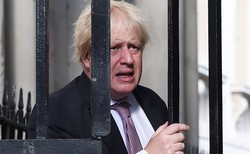 Szef brytyjskiego MSZ Boris Johnson podał się do dymisji. Tusk: Politycy odchodzą, problemy zostają