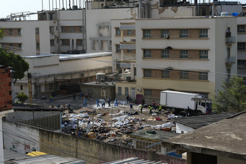 Tela žrtava dvostrukog zemljotresa u Venecueli na parkingu bolnice u La Gvajri 27. juna