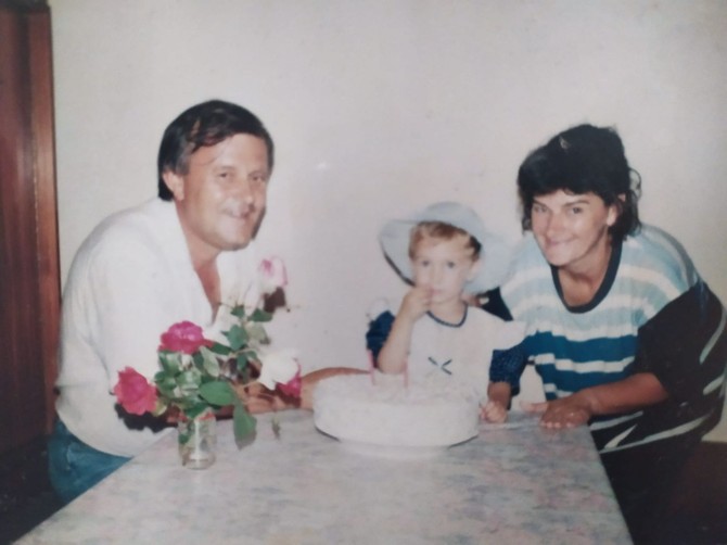Aleksandra sa mamom i tatom za njen drugi rođendan