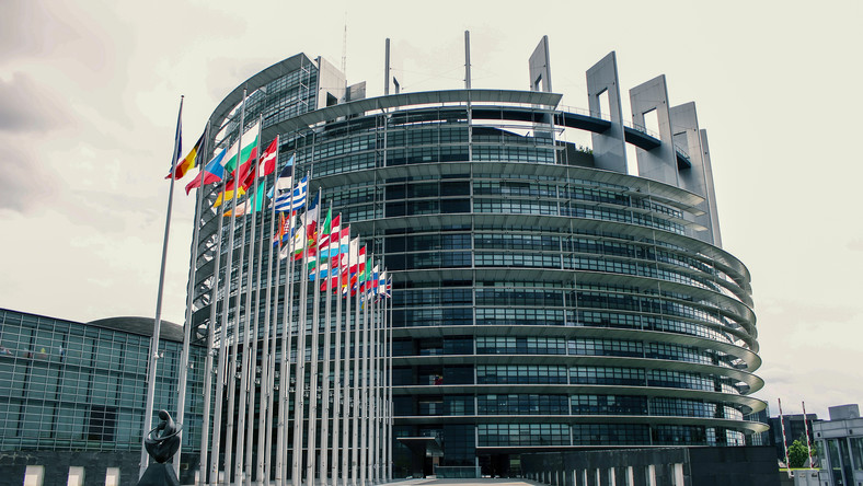 Praworządność w UE. PE chce pozwać Komisję Europejską