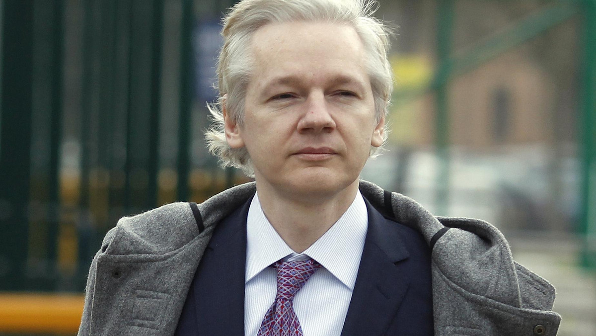 Założyciel demaskatorskiego portalu internetowego Wikileaks Julian Assange przybył do sądu w Londynie na rozprawę w sprawie wniosku o jego ekstradycję, który złożyła Szwecja w związku z zarzutami gwałtu i innych przestępstw seksualnych.