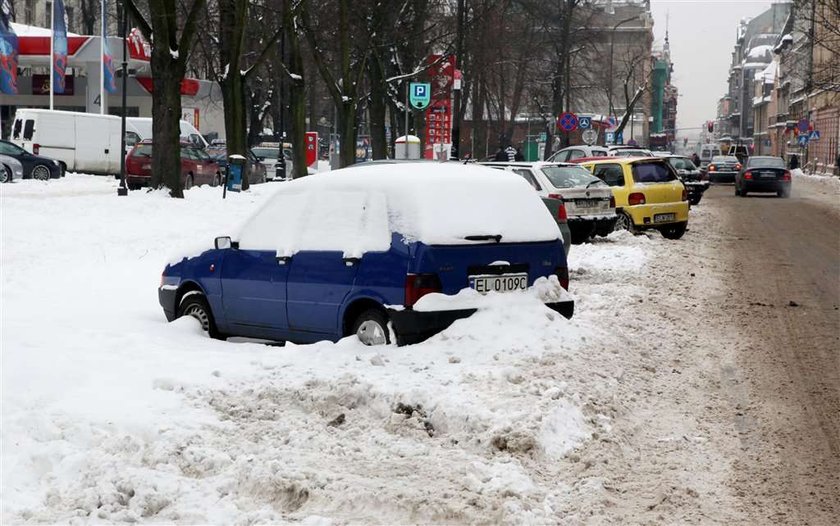 Urzędnicy sobie odśnieżyli, a my parkujemy w zaspach