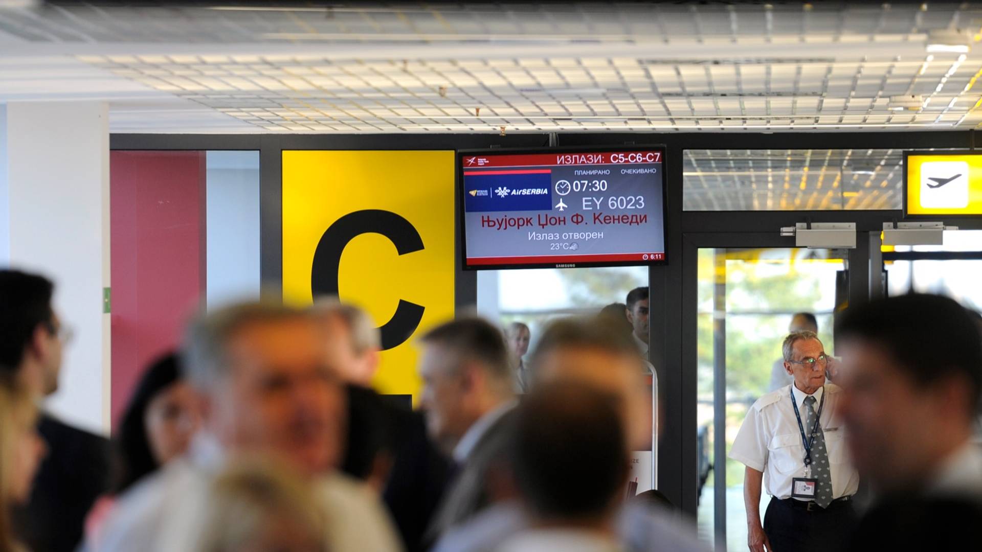 Influenserka slikom sa aerodroma navukla bes ljudi na sebe: "Sebično je to uradila!"