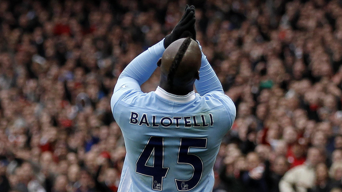 Włodarze Manchesteru City na początku 2013 roku zaoferują swojemu zawodnikowi, Mario Balotelliemu podwyżkę, poinformowały brytyjskie media. Aktualna umowa włoskiego napastnika obowiązuje jeszcze przez trzy lata.