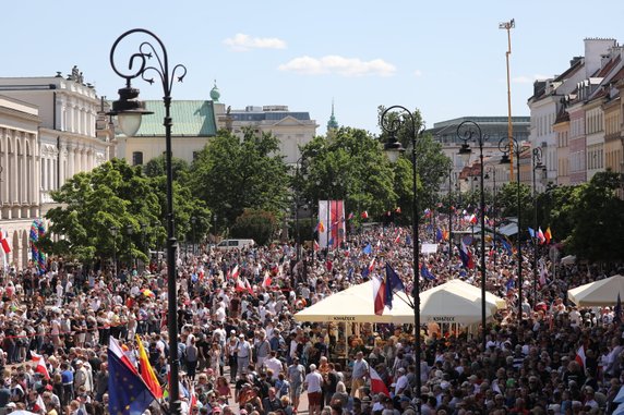 Krakowskie Przedmieście pełne ludzi 