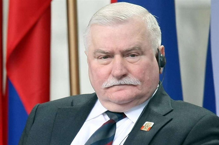 Lech Wałęsa z własnym portretem. Czy podobny?