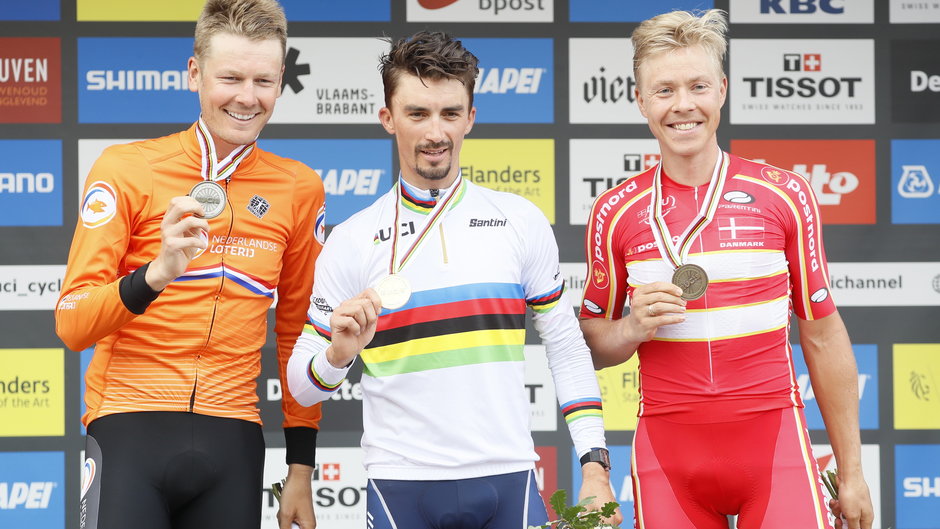 Dylan van Baarle (drugie miejsce), zwycięzca Julian Alaphilippe oraz Michael Valgren (trzecie miejsce)