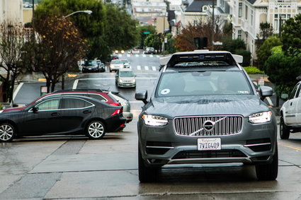Uber zawiesił program autonomicznych aut po wypadku swojego samochodu