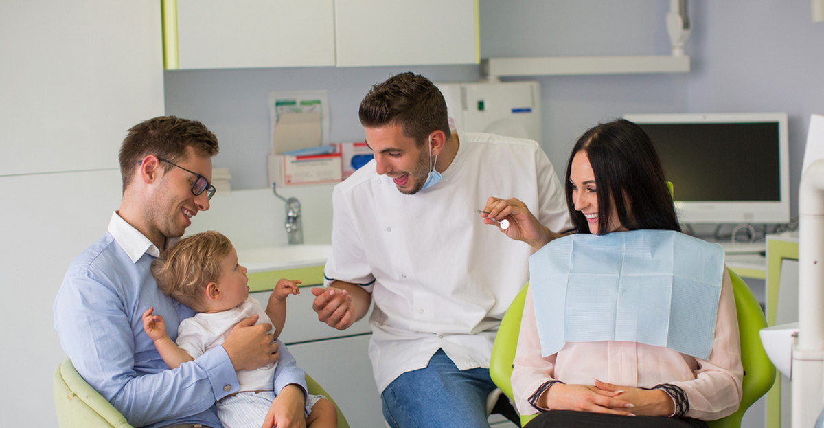Kiedy pierwsza wizyta niemowlaka u dentysty? "Nie straszcie borowaniem"