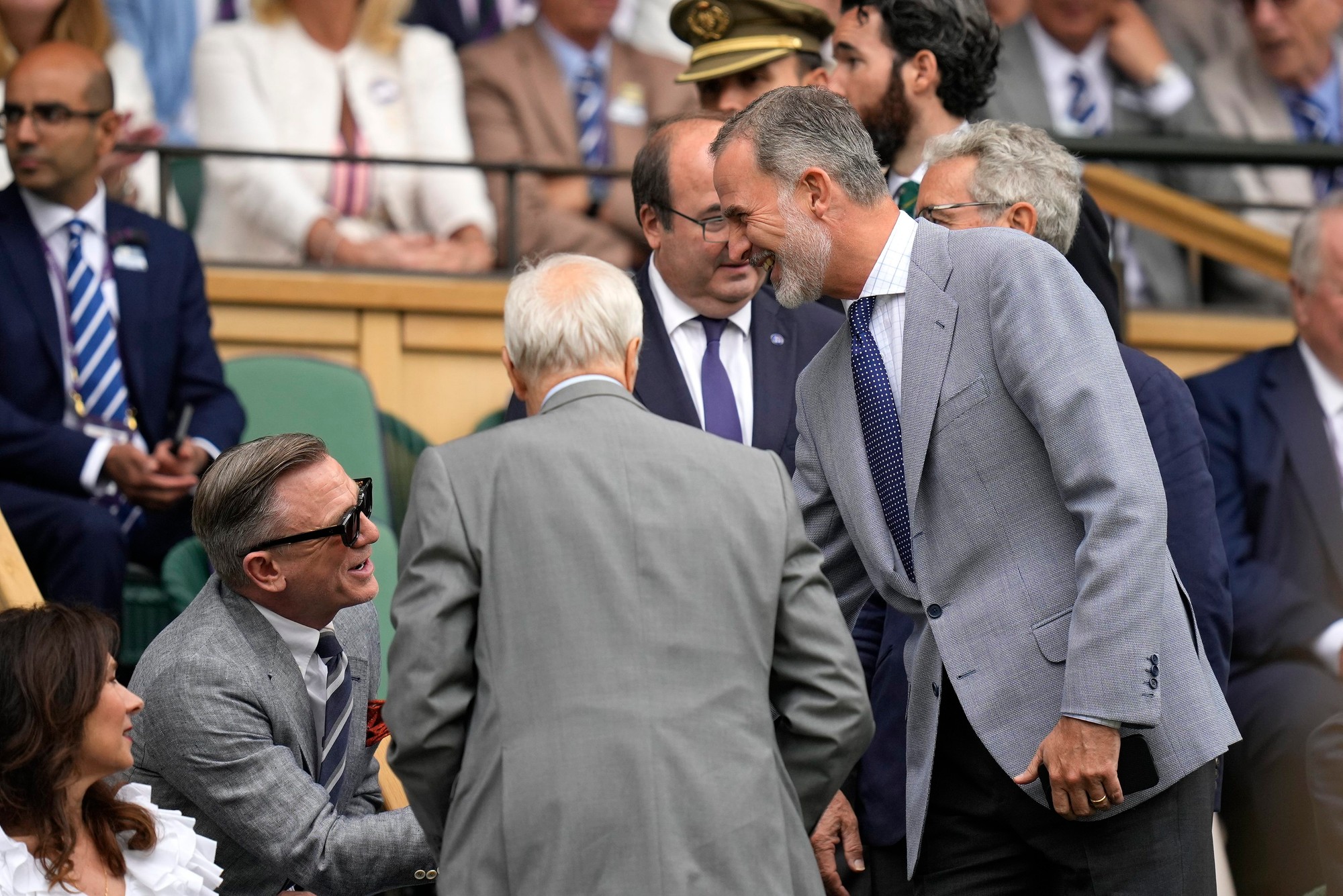 Britský herec Daniel Craig sa zdraví so španielskym kráľom Filipom VI. počas finále Wimbledonu 2023.