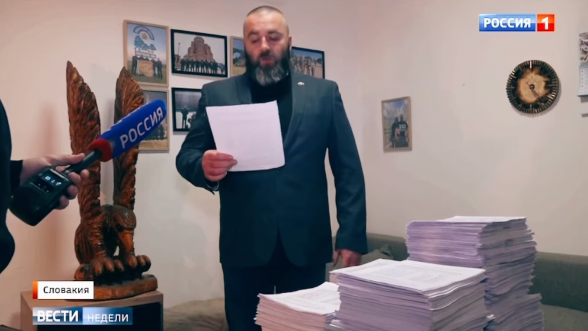 Vodca zoskupenia Brat za brata Matúš Alexa v ruskej štátnej televízii Rossija 1 aj s petičnými hárkami