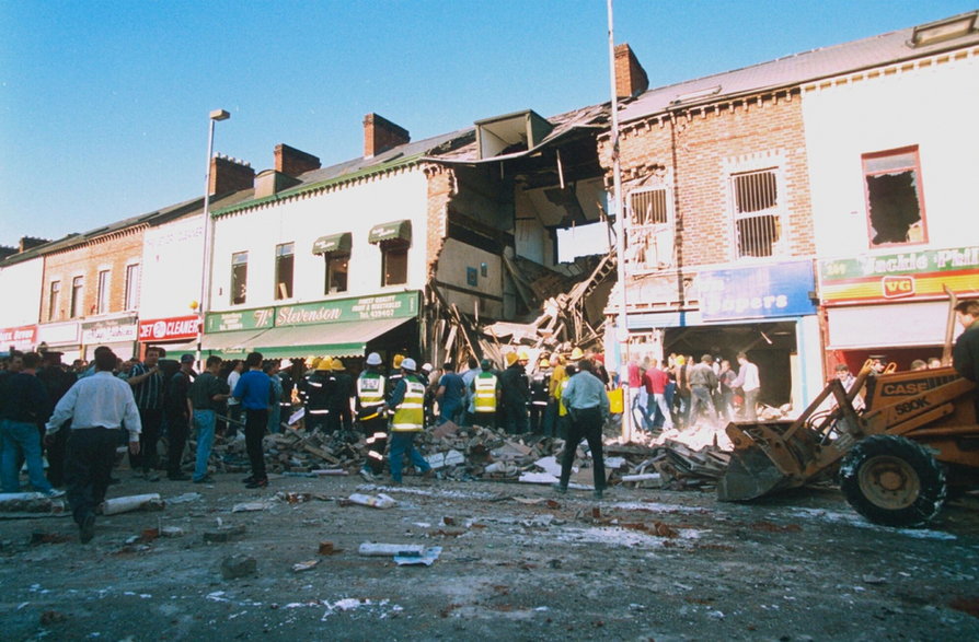 Zniszczony budynek podczas zamachu bombowego na Shankill Road w Belfaście w 1993 r. 