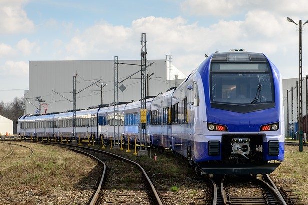 Dzisiaj na torze doświadczalnym Instytutu Kolejnictwa w Żmigrodzie PKP Intercity pochwali się swoim nowym nabytkiem. Chodzi o elektryczne pociąg Flirt 3, które od grudniowego rozkładu mają być uzupełnieniem floty Pendolino. Pierwszy z 20 zamówionych składów jest od ponad miesiąca testowany w Żmigrodzie przez producenta – czyli konsorcjum Stadlera i Newagu – i ten etap ma potrwać do 17 maja. Następnie skład zostanie przekazany Instytutowi Kolejnictwa, który będzie sprawdzał go kolejno: w Żmigrodzie, na CMK i w Krakowie.