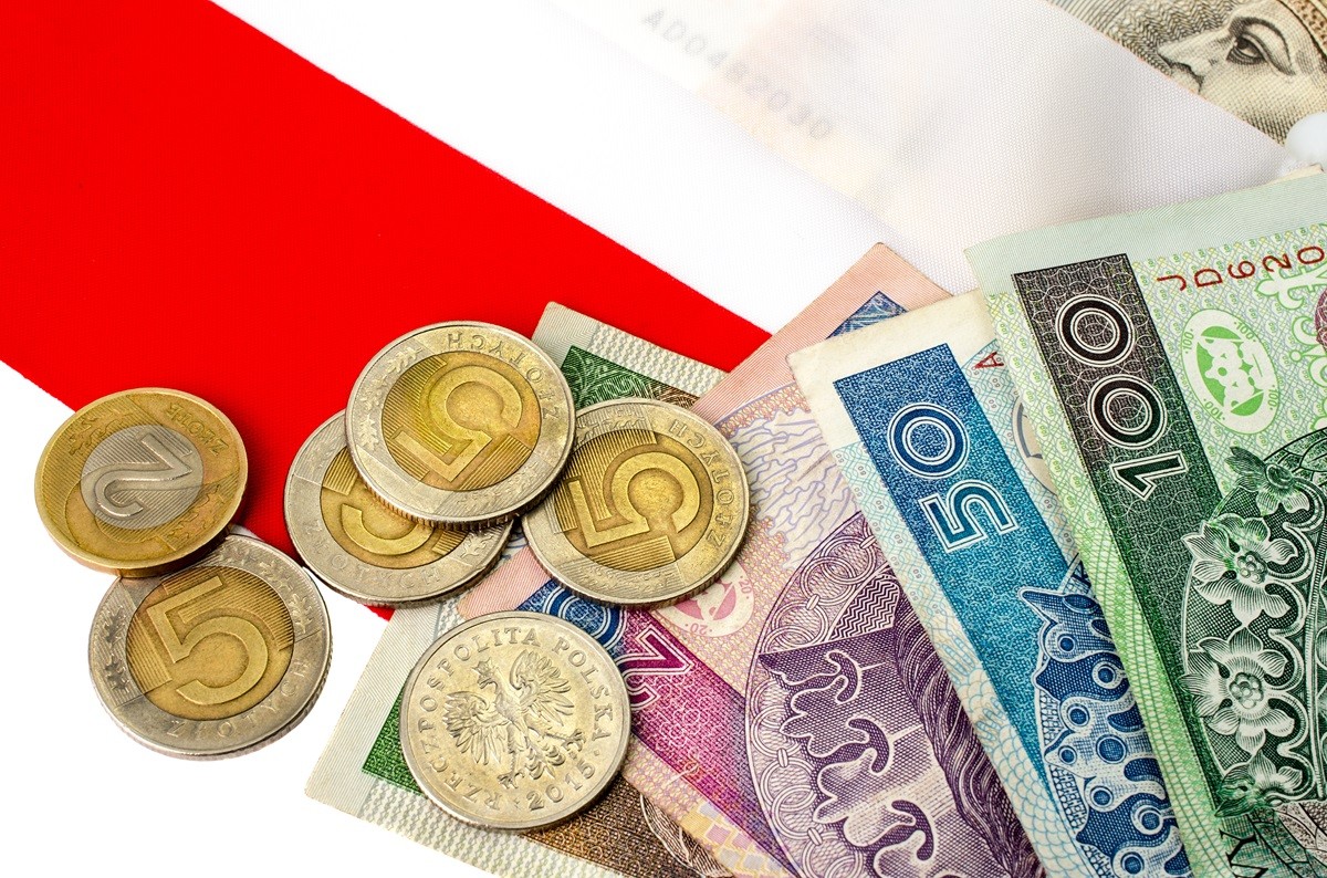Polskie pieniądze leżące na fladze polski
