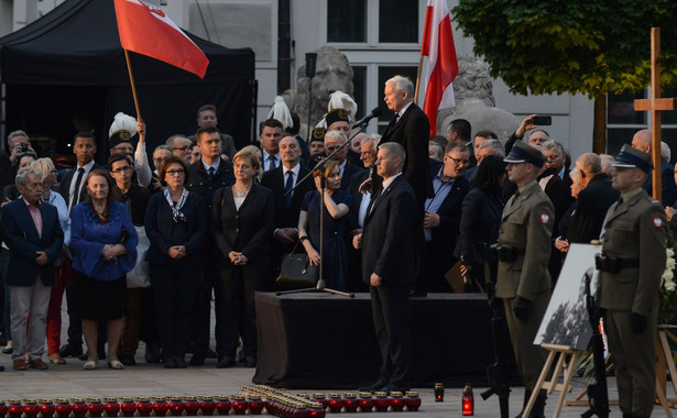 10 czerwca wieczorem na Krakowskim Przedmieściu w Warszawie kilkadziesiąt osób zakłóciło obchody miesięcznicy smoleńskiej siadając na jezdni; próbowali w ten sposób zatrzymać przemarsz przed Pałac Prezydencki. Policja usunęła kontrmanifestantów z trasy marszu, wśród nich był Władysław Frasyniuk, opozycjonista z czasów PRL.