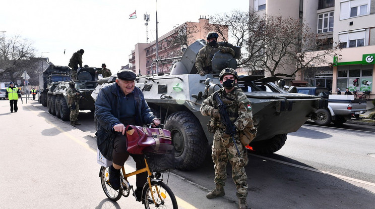 Egyik katona sem árulta el, hogy milyen feladattal állnak a település főterén, ahol jelenlétük igencsak felkavarta a helyieket / Fotó: Profimedia