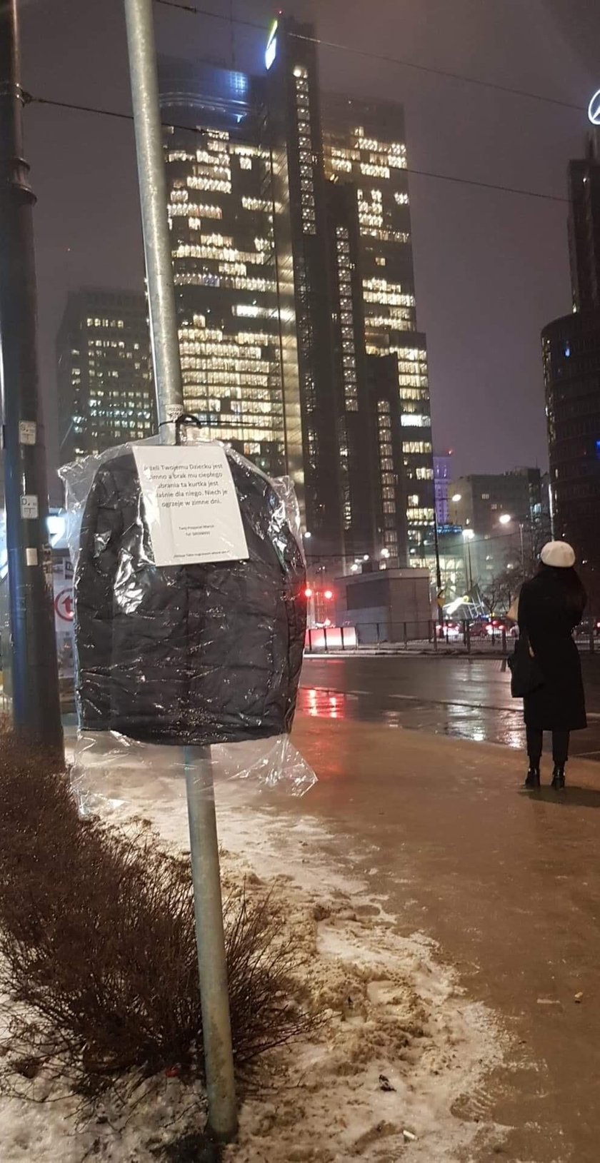 Niezwykła akcja w Warszawie. Wywiesił na ulicach kurtki. Chce pomóc