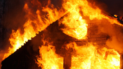 Tűz ütött ki Vácon: öten voltak az épületben