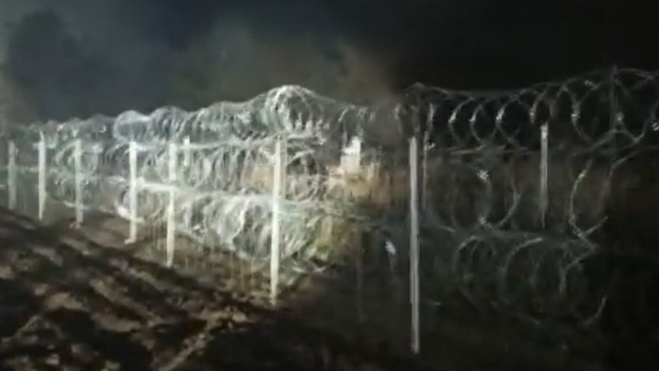 Zrzut ekranu nagrania wykonanego po zmroku na granicy polsko-białoruskiej (8.11.2021)