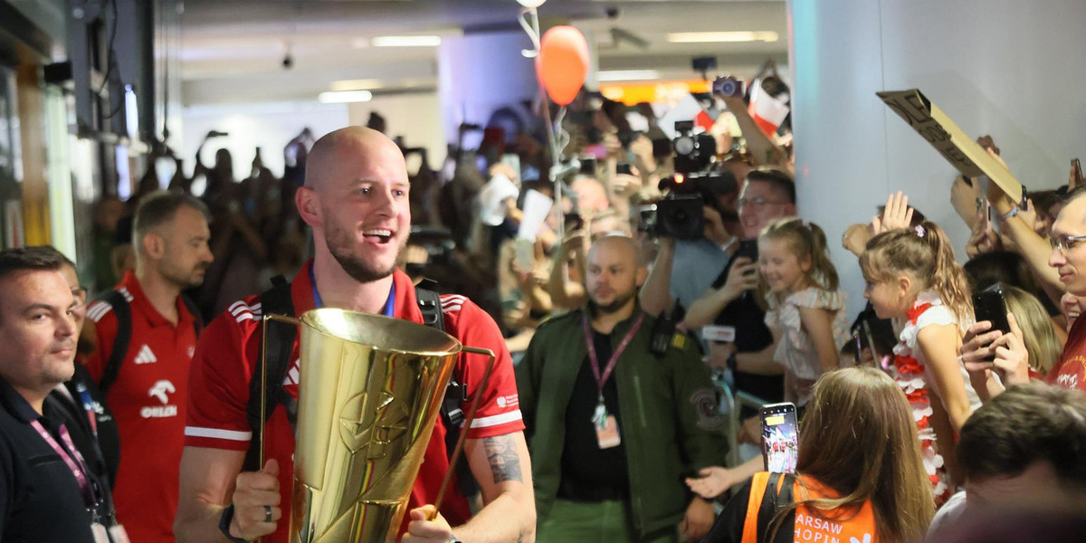 Polscy siatkarze z dumą prezentowali trofeum.