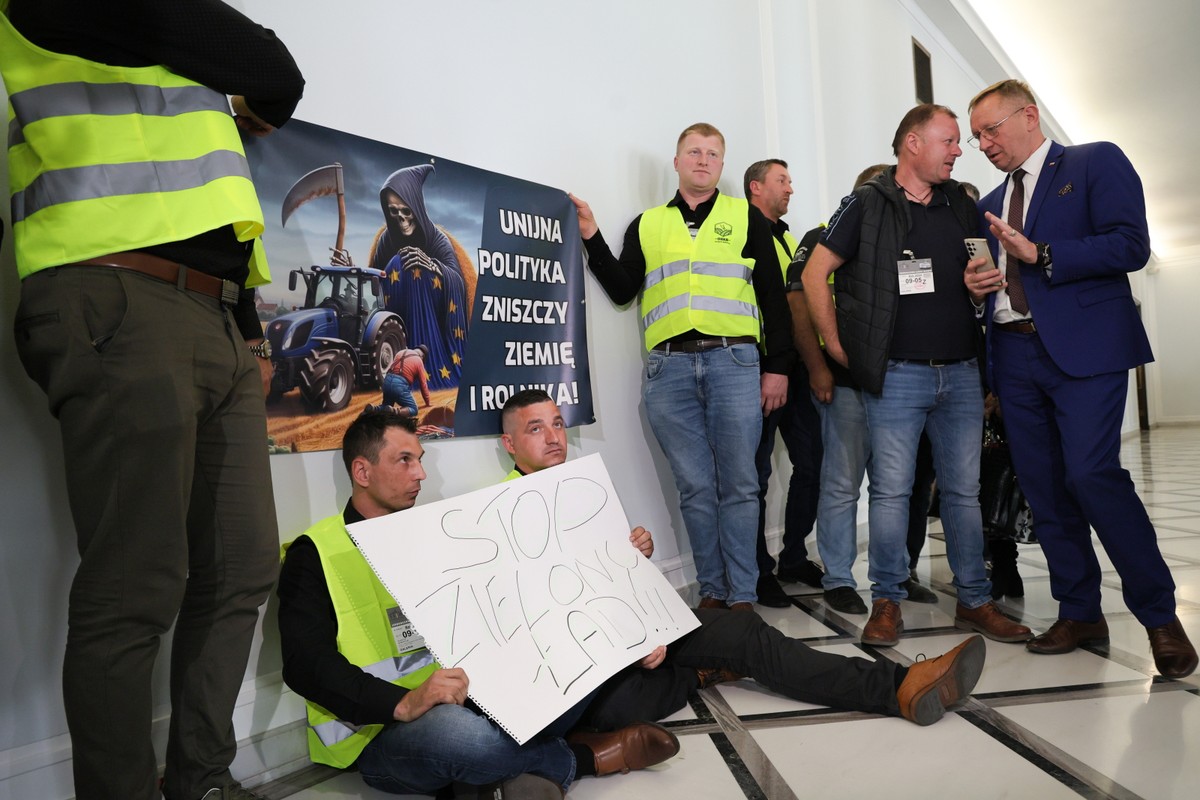 Rolnicy okupują Sejm