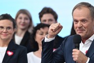 Przewodniczący Platformy Obywatelskiej Donald Tusk w sztabie wyborczym KO