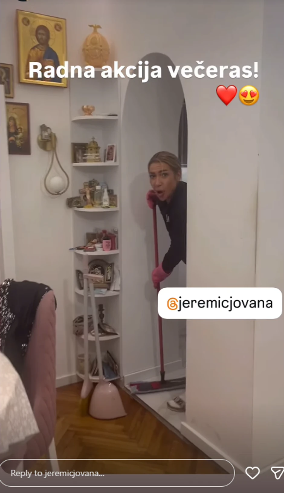 Jovana Jeremić čisti stan