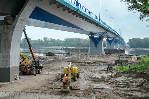 Most jest już gotowy, jednak po jednej stronie przeprawy (od strony woj. mazowieckiego), brakuje drogi dojazdowej. fot. (zuz) PAP/Wojciech Pacewicz