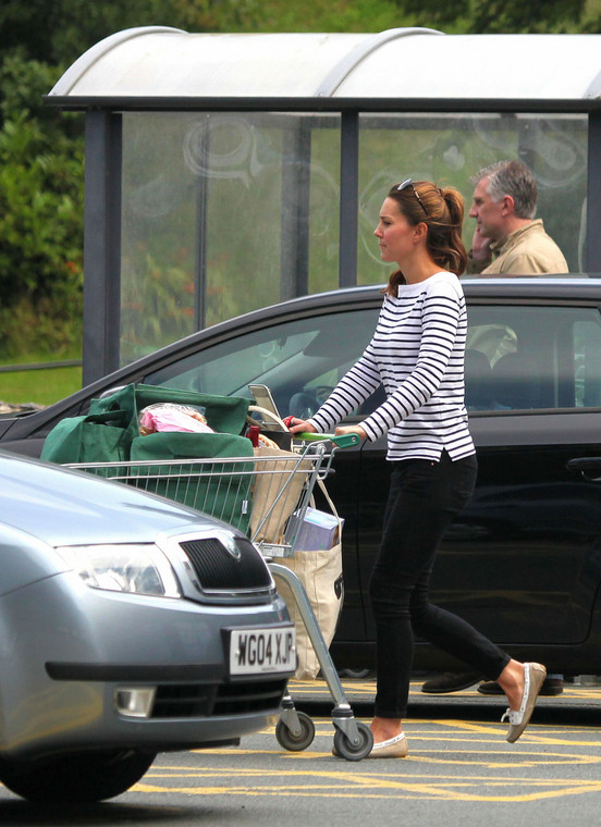 Kate Middleton na zakupach w lokalnym hipermarkecie w 2013 r.