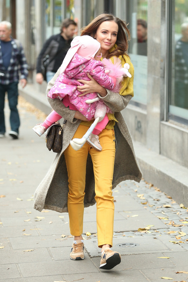 Anna Wendzikowska z córką na spacerze